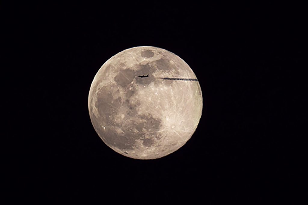 Mond_mit_Flugzeug